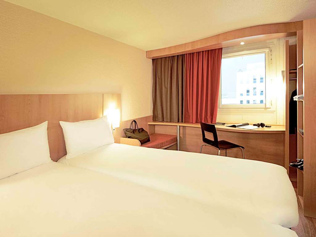 Ibis Avallon Magny  Room photo